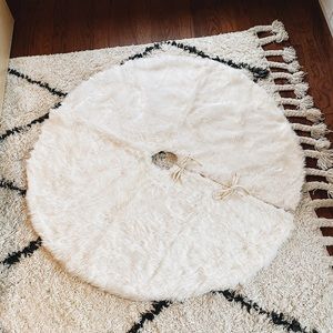 WHITE FAUX FUR TREE SKIRT